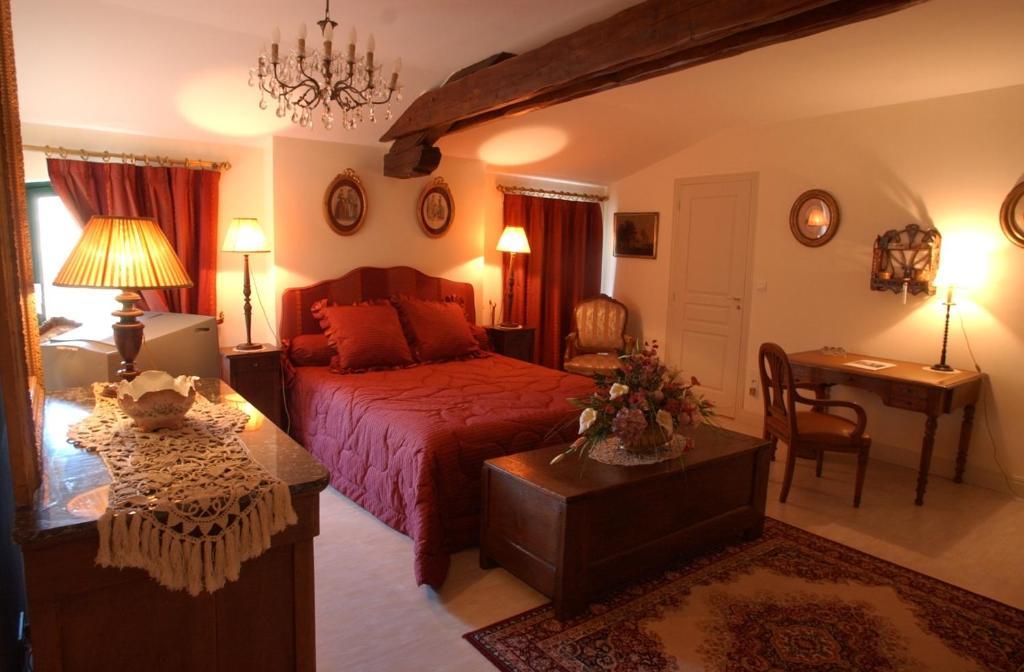 Au Fond De La Cour Bed & Breakfast Veyre-Monton Oda fotoğraf