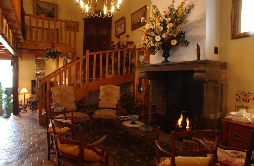 Au Fond De La Cour Bed & Breakfast Veyre-Monton Dış mekan fotoğraf