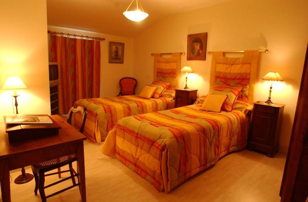 Au Fond De La Cour Bed & Breakfast Veyre-Monton Oda fotoğraf